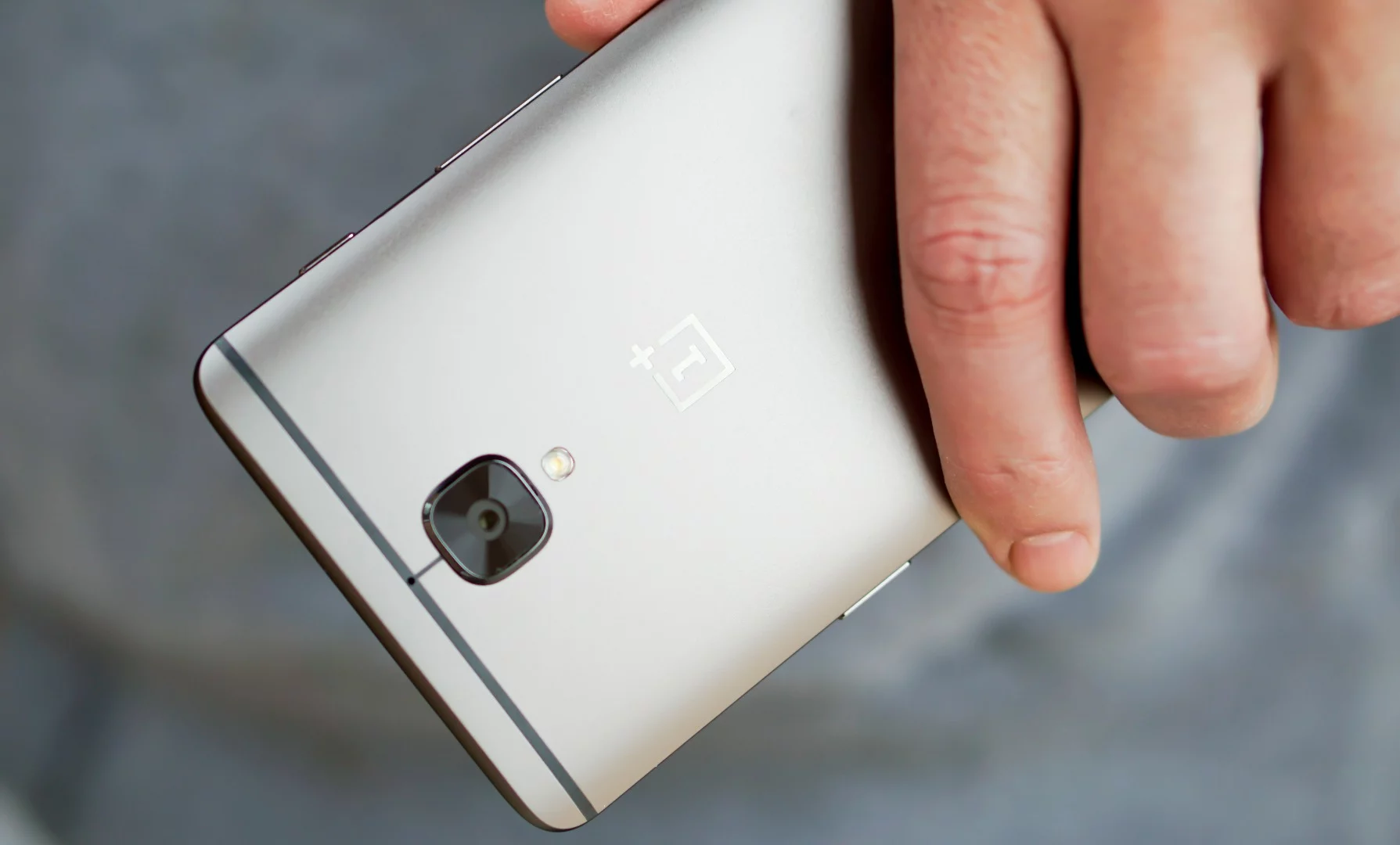Its design is identical to the OnePlus 3, apart from a new color option