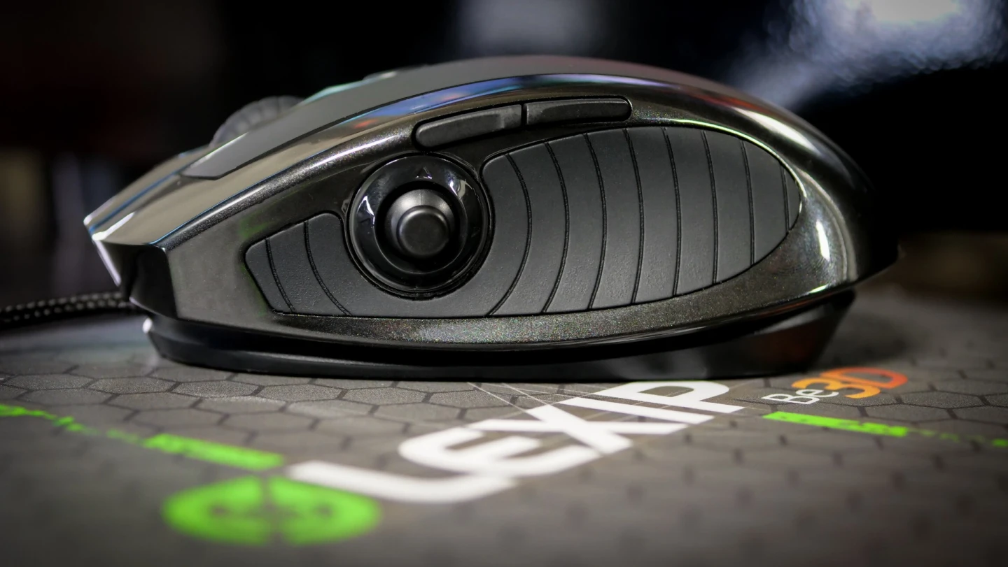 The Lexip 3D mouse has an analog stick on the side, like a conventional controller