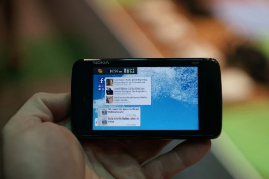N900 with the keyboard concealed.