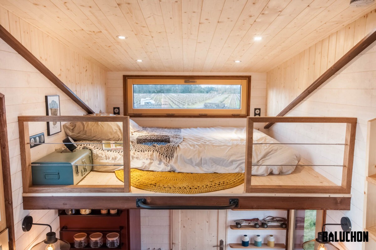 The Tiny house L'île au Trésor has one loft bedroom, pictured