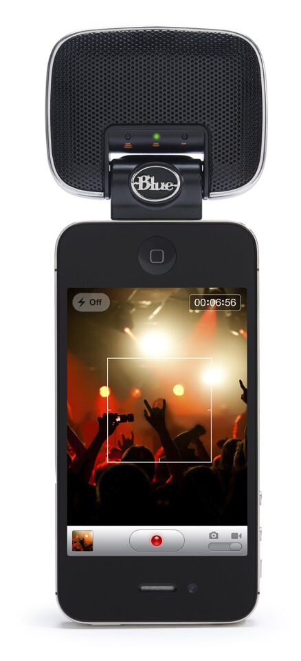 The stereo microphone uses a built-in mic preamp and a CD-quality A/D converter to record 44.1 kHz/16-bit audio for video, voice or music through either its own capsules or direct connection to instruments and other sound sources via the multi-source 3.5 mm input jack