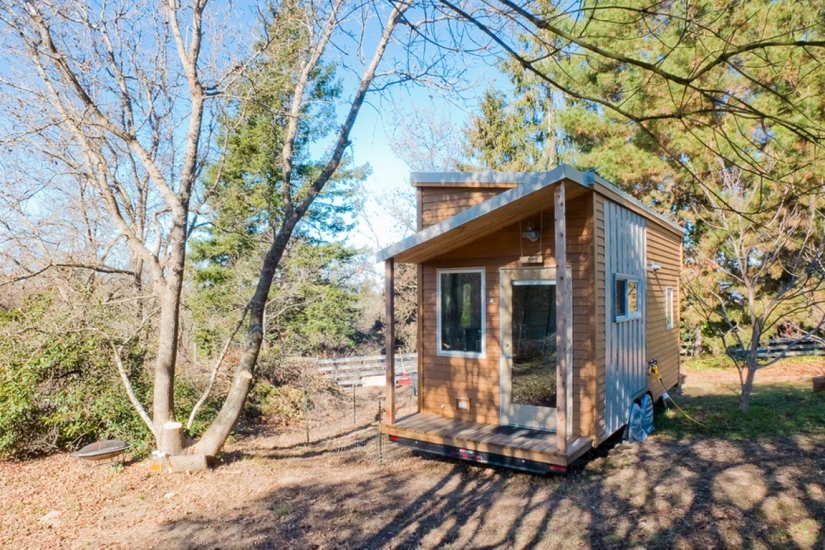 American web designer Alek Lisefski has recently finished building his very own tiny house on wheels