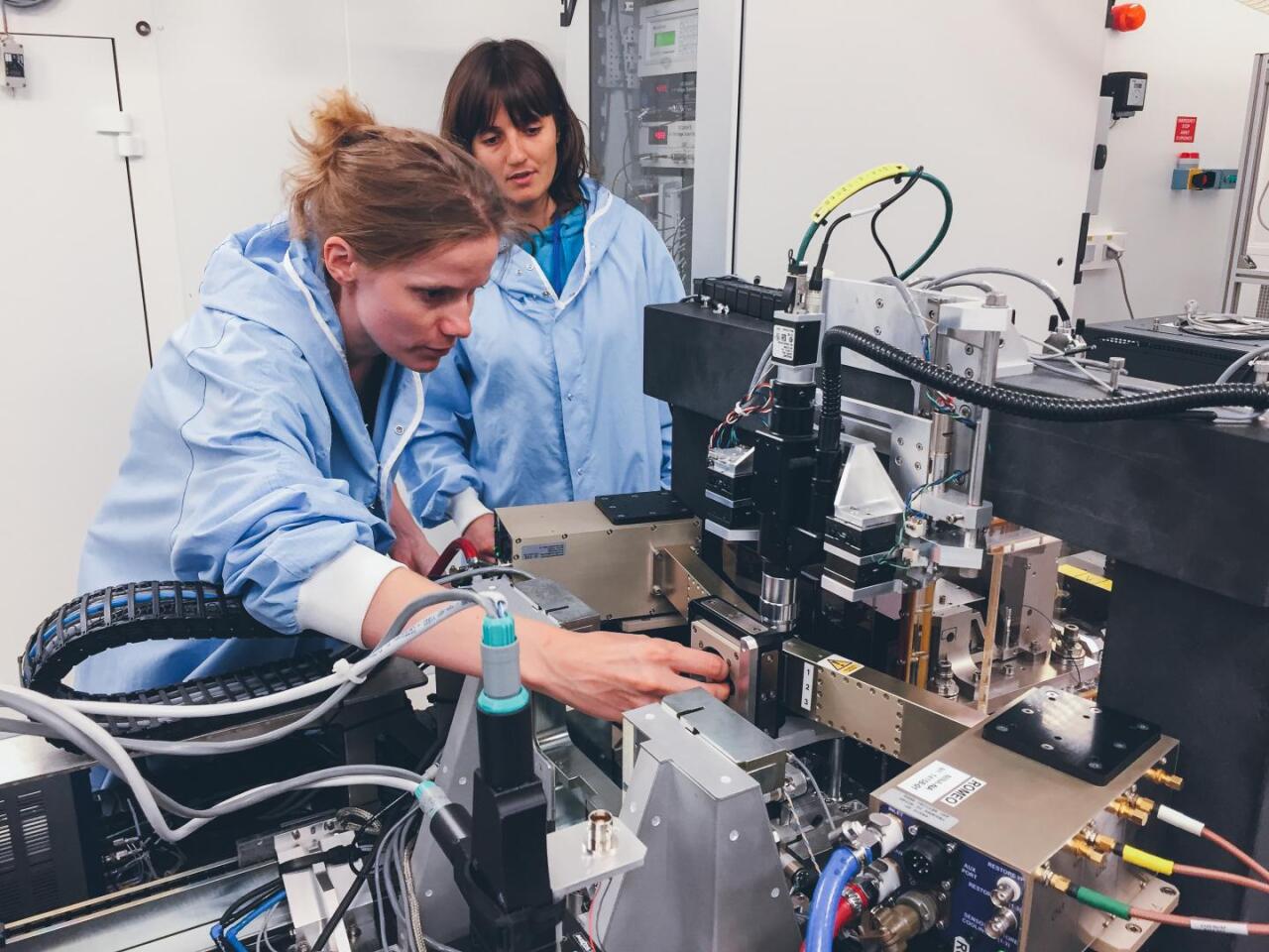 Ines Schreiver, first author (German Federal Institute for Risk Assessment (BfR), Berlin, Germany), with Julie Villanova, ESRF scientist during experiments at the ESRF ID16B beamline