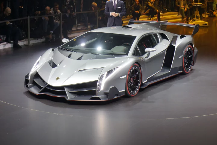 The Veneno is powered by a 750-hp 6.5-liter V12
