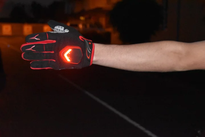 beSEEN gloves' LEDs are activated by a built-in motion detector