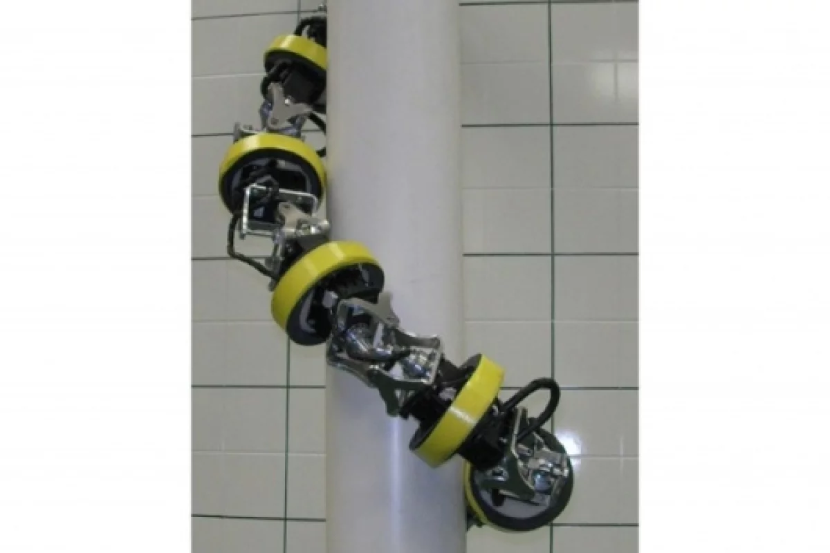 RoMeLa's climbing HyDRAS robot