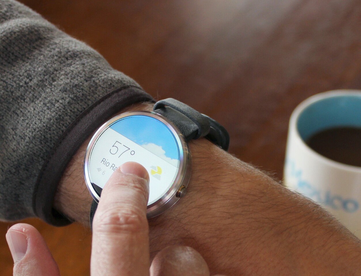Checking the weather on the Moto 360 (Photo: Will Shanklin/Gizmag.com)
