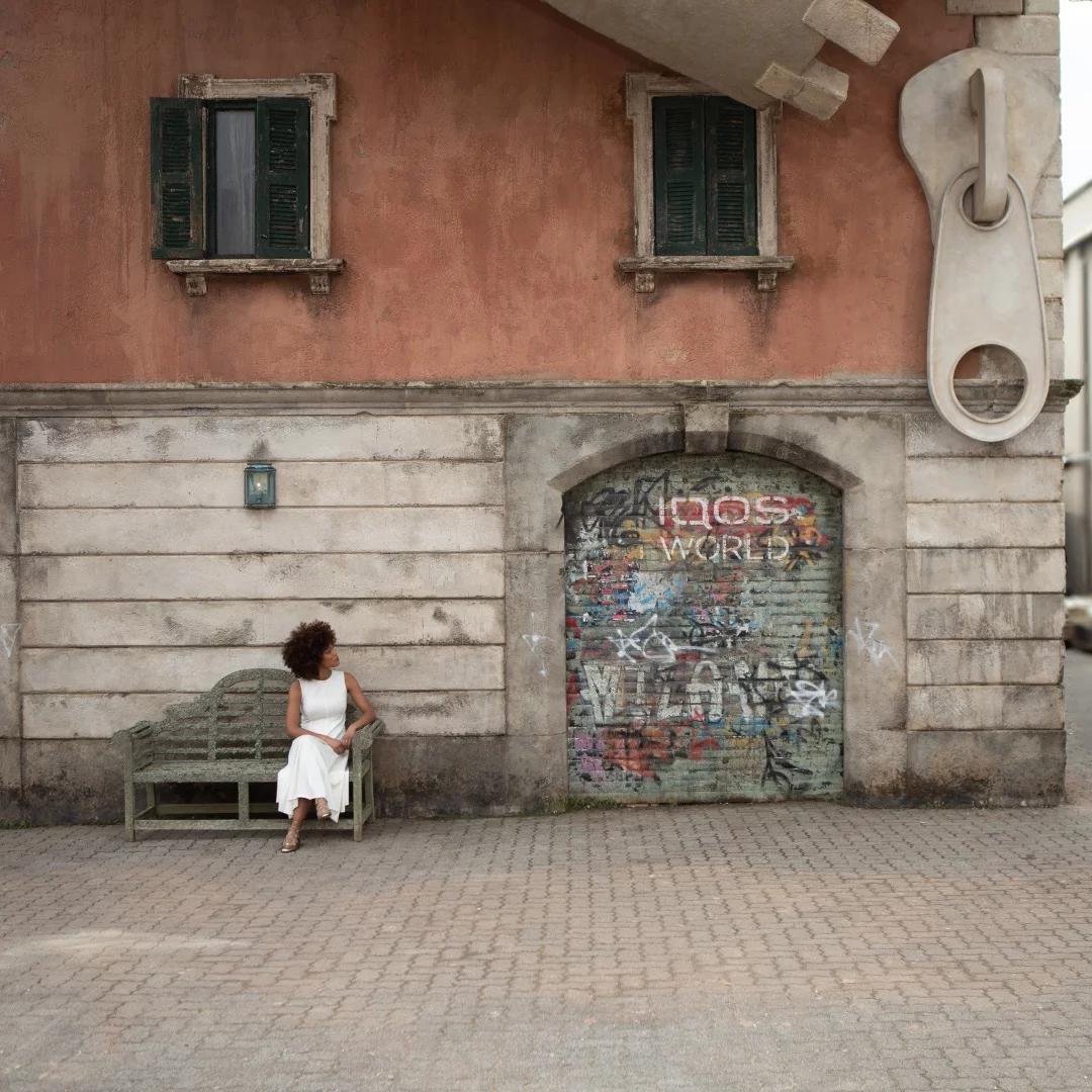 IQOS World covers the front of two buildings named Oficina 31 and Spazio Quattrocento