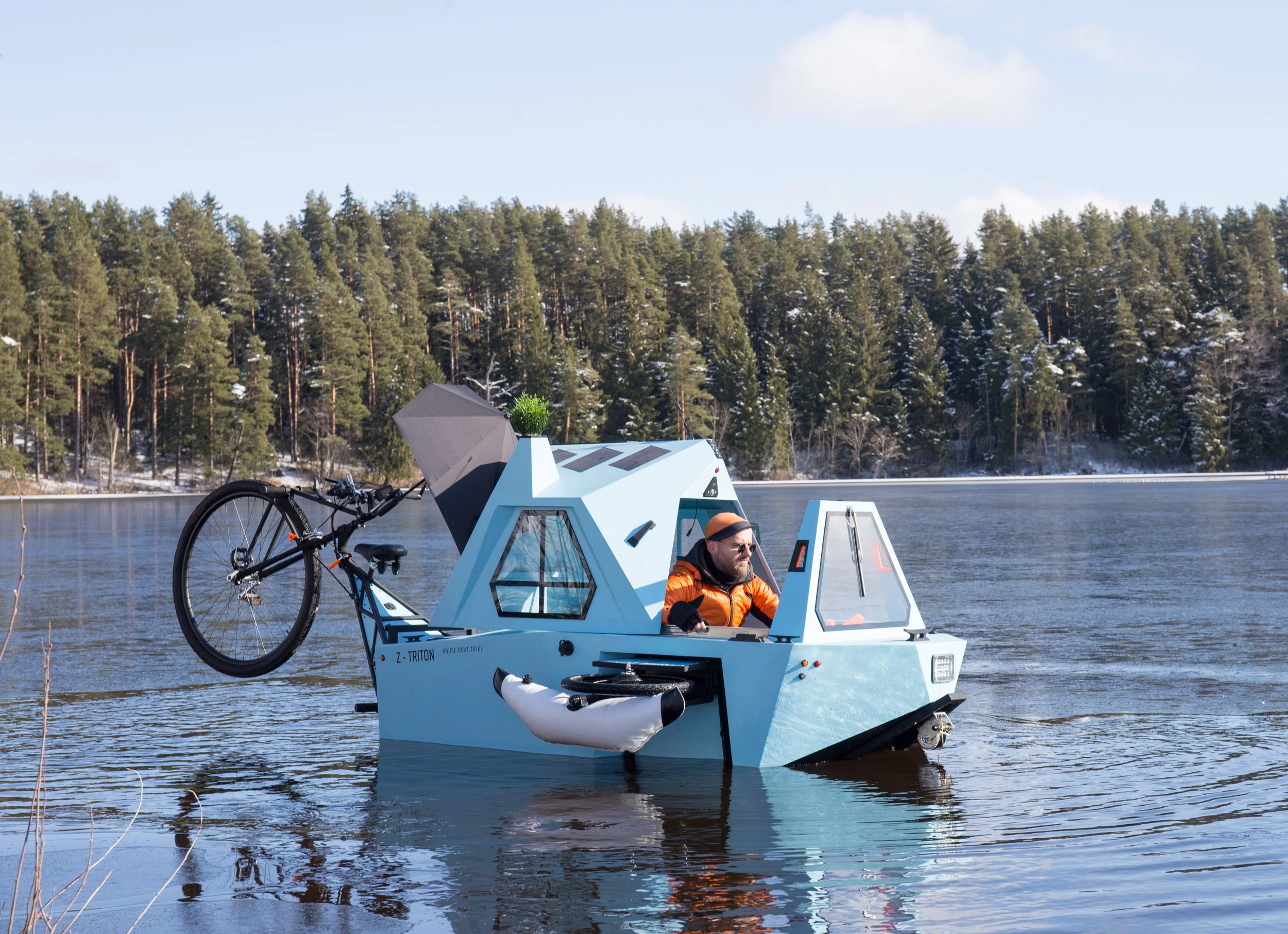 The Z-Triton is equipped with a 12-V Electric Outboard Trolling Motor with a range of approximately 10 km (6 miles)