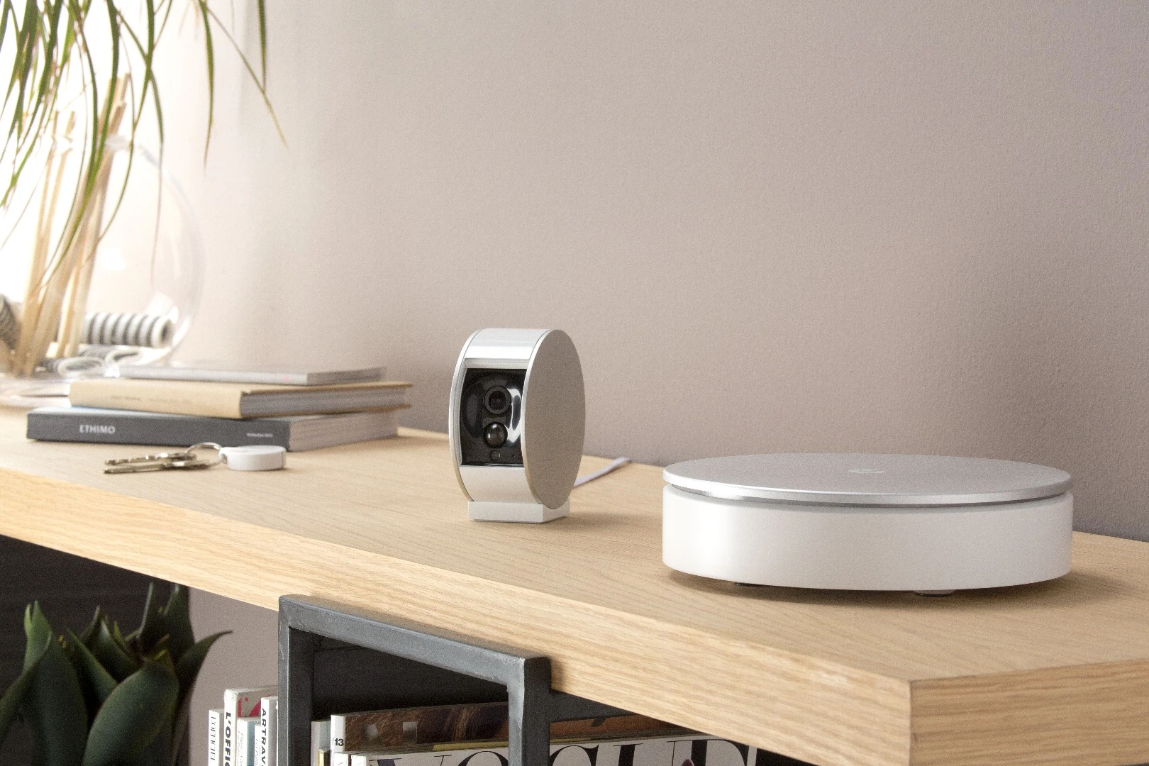 The Myfox camera sports a 130 degree fixed-focus lens and its 3 MP sensor is reported capable of recording 720p/30 fps HD video when its passive IR-based motion detectors register movement in the home