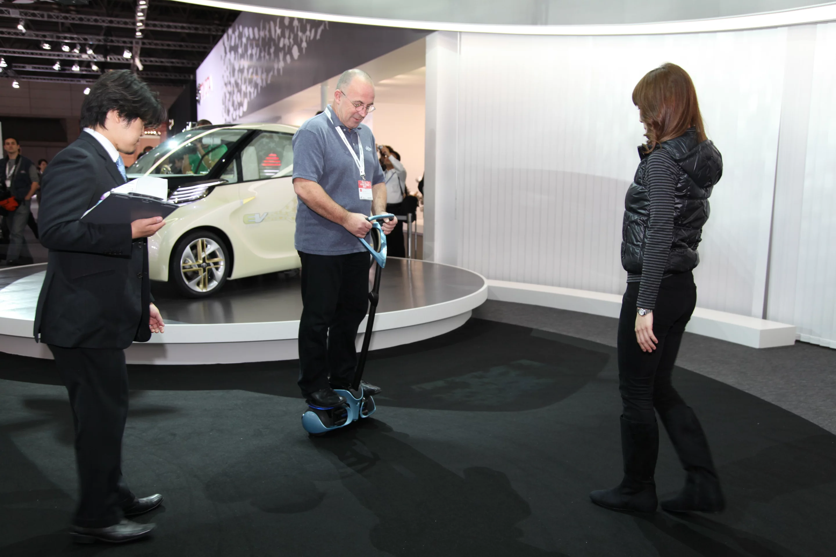 Author Mike Hanlon trying out the Toyota Winglet (Photo: Noel McKeegan / Gizmag.com)