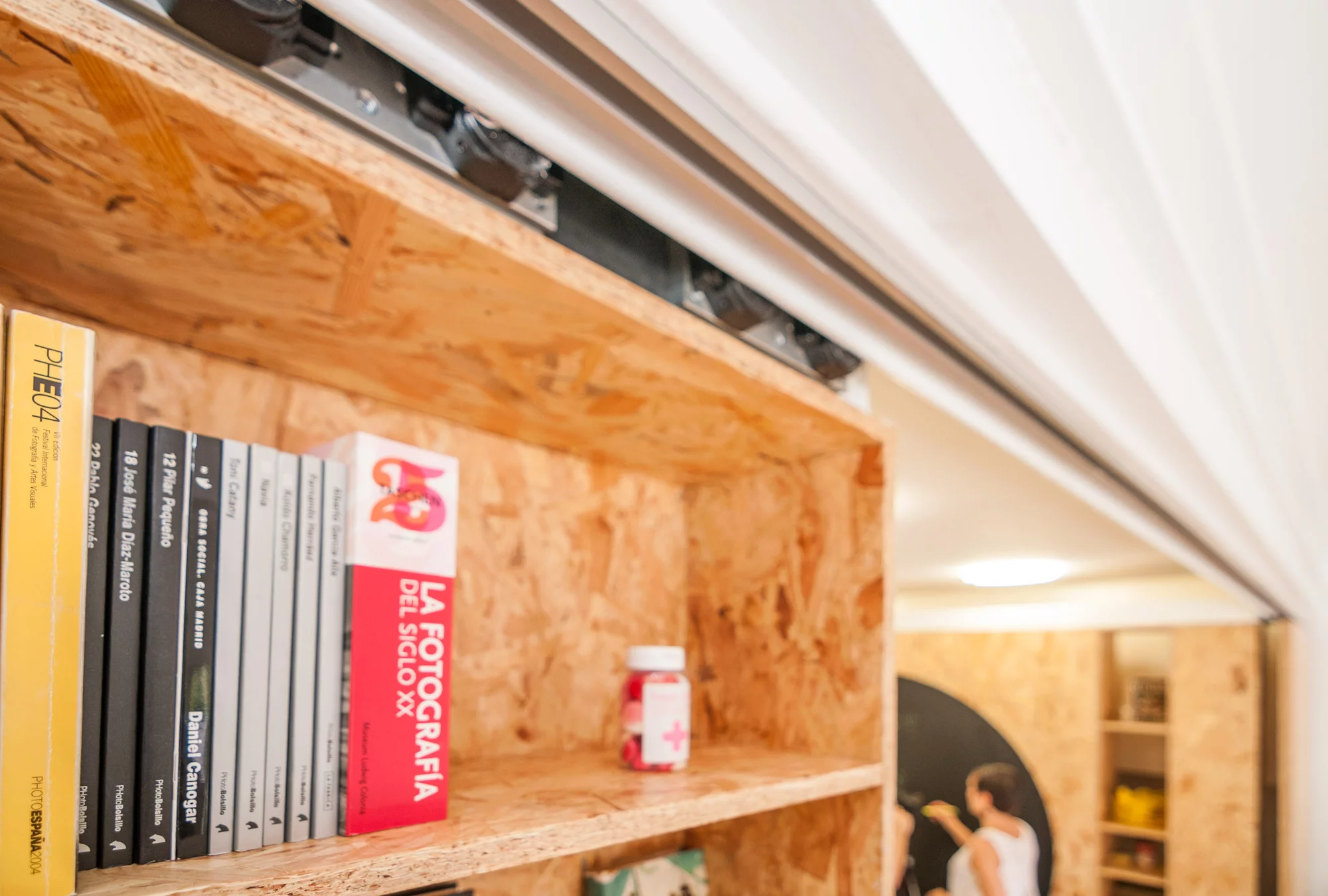 The units can easily be moved with one hand, thanks to the industrial-spec Hepco rails and wheels used (Photo: Javier de Paz García)