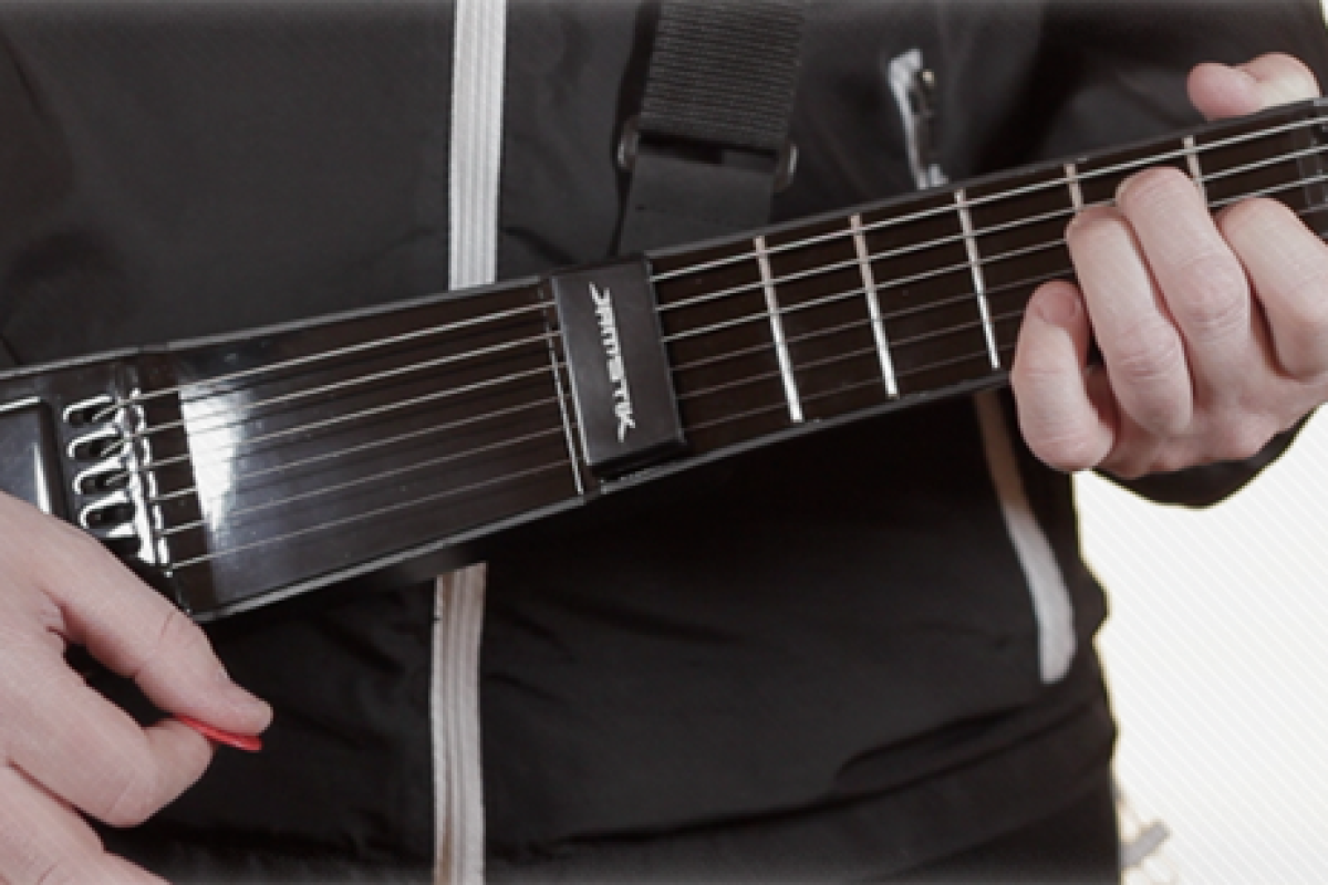 JamStik MIDI guitar for iPhone boasts real strings and frets