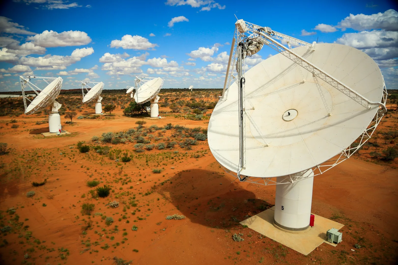 By measuring the time differences between when a signal washes over each telescope in the ASKAP array, astronomers can precisely calculate where the signal originated