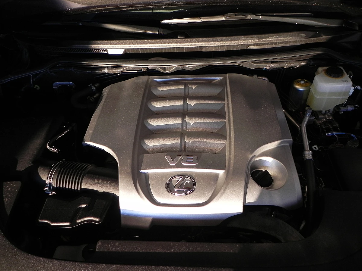 Powering the 2016 Lexus LX 570 is a familiar 5.7-liter V8 that produces 383 horsepower (286 kW) and 403 pound-feet (546 Nm) of torque