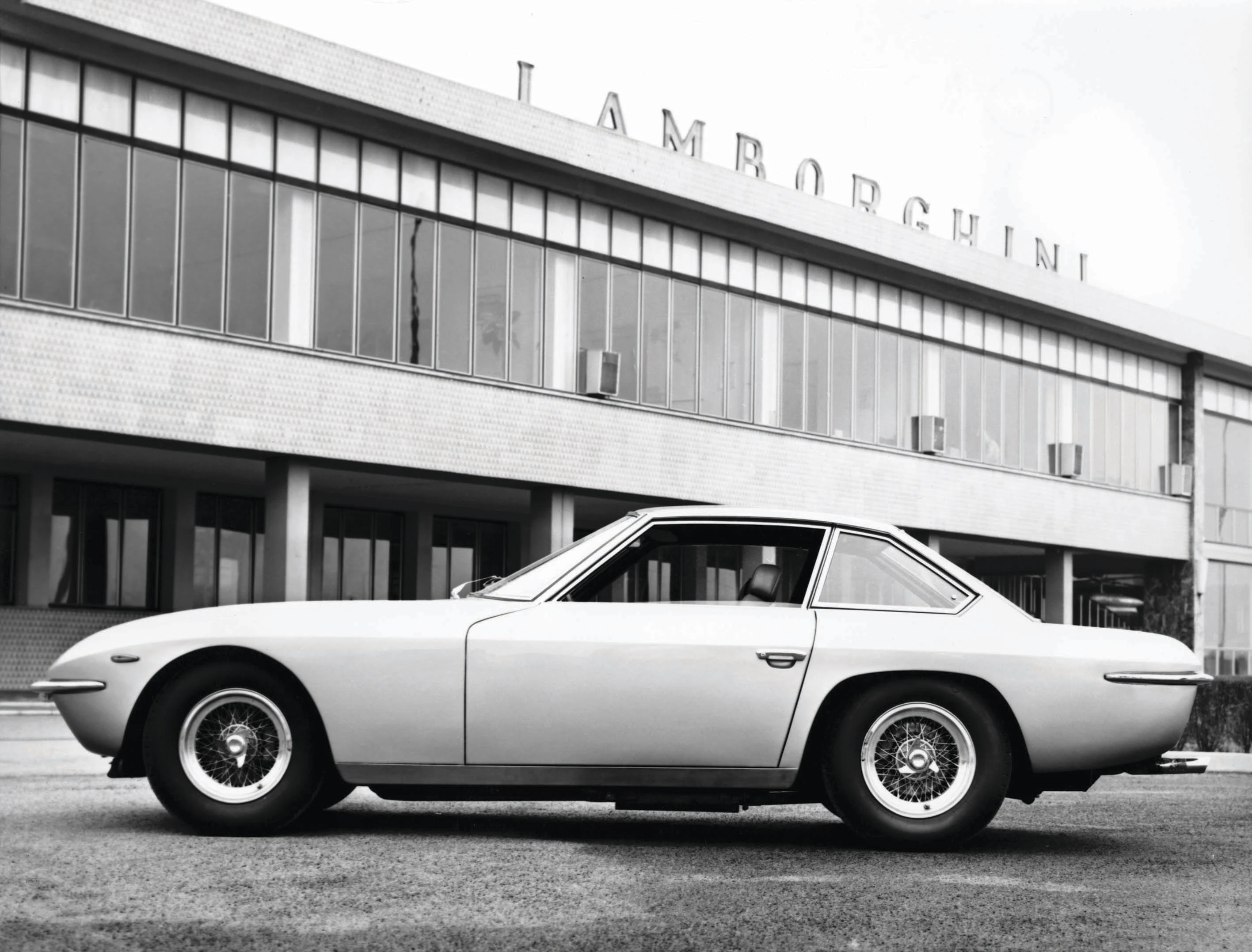 Produced from 1968/ 69 the 4.0 litre V12 Islero pushed out 350 hp and a top speed of 250 km/h (155 mph) or 260 km/h for the S version260 km/h