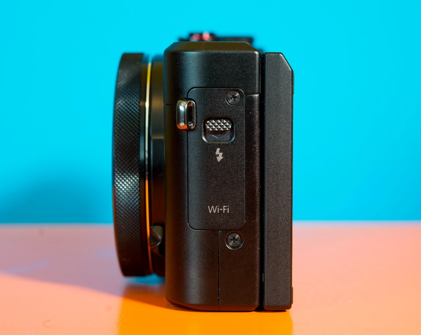 There's a pop-up flash on the Canon Powershot G7X Mark II