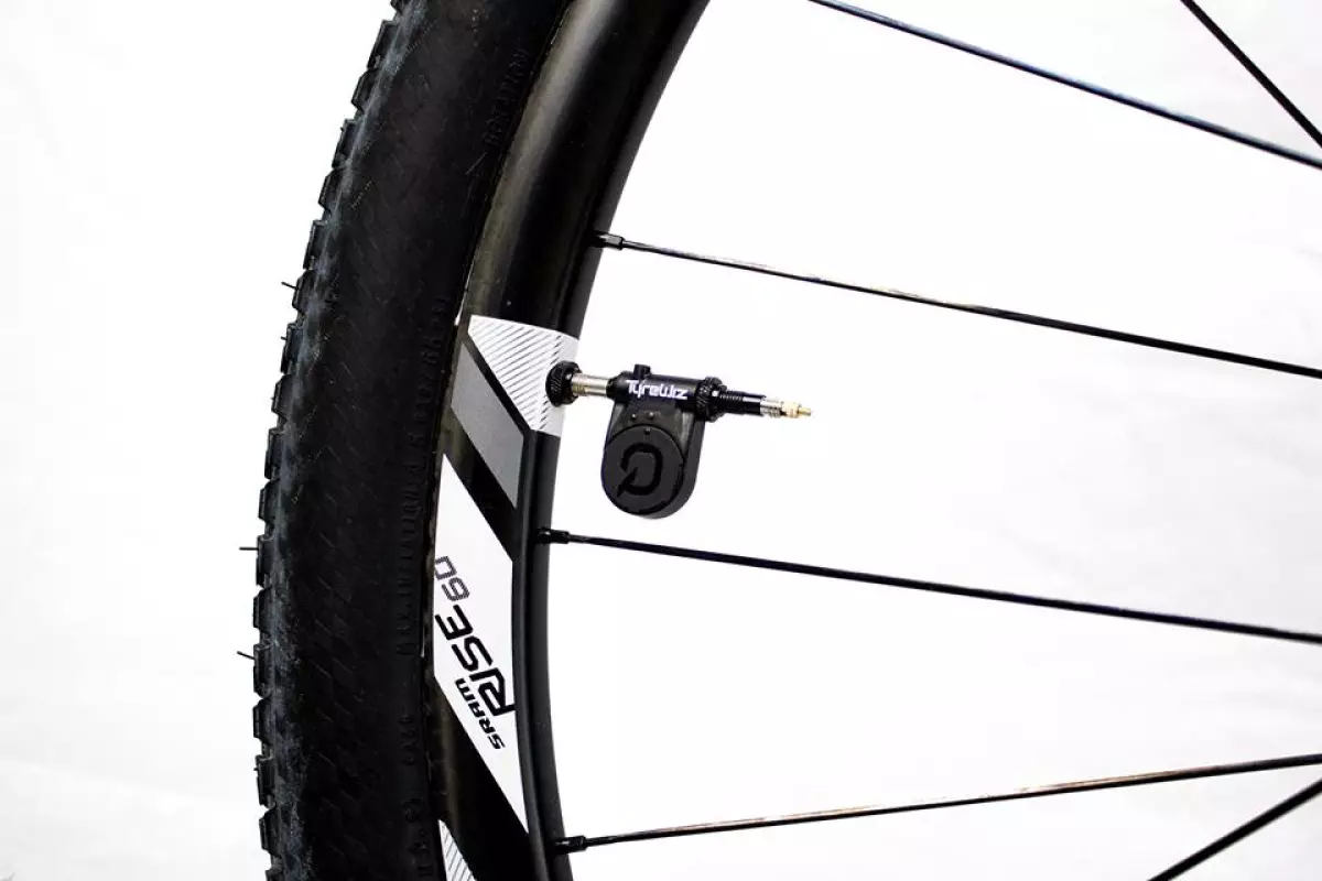 The TyreWiz transmits air pressure readings of up to 150 psi (10 bar)