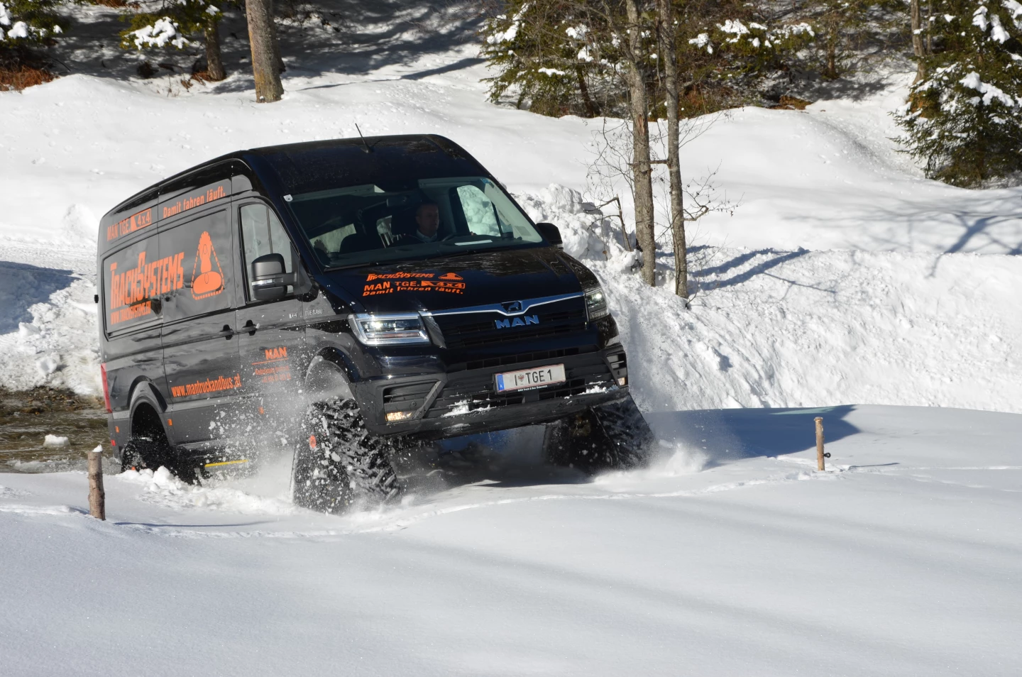 With its four track drives, the MAN TGE 3.180 4x4 combi powers through soft snow