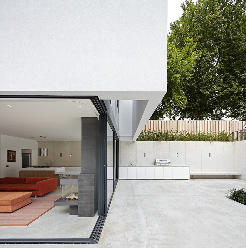 The structure has an open corner, with no visible support (Photo: De Matos Ryan/© Hufton+Crow)