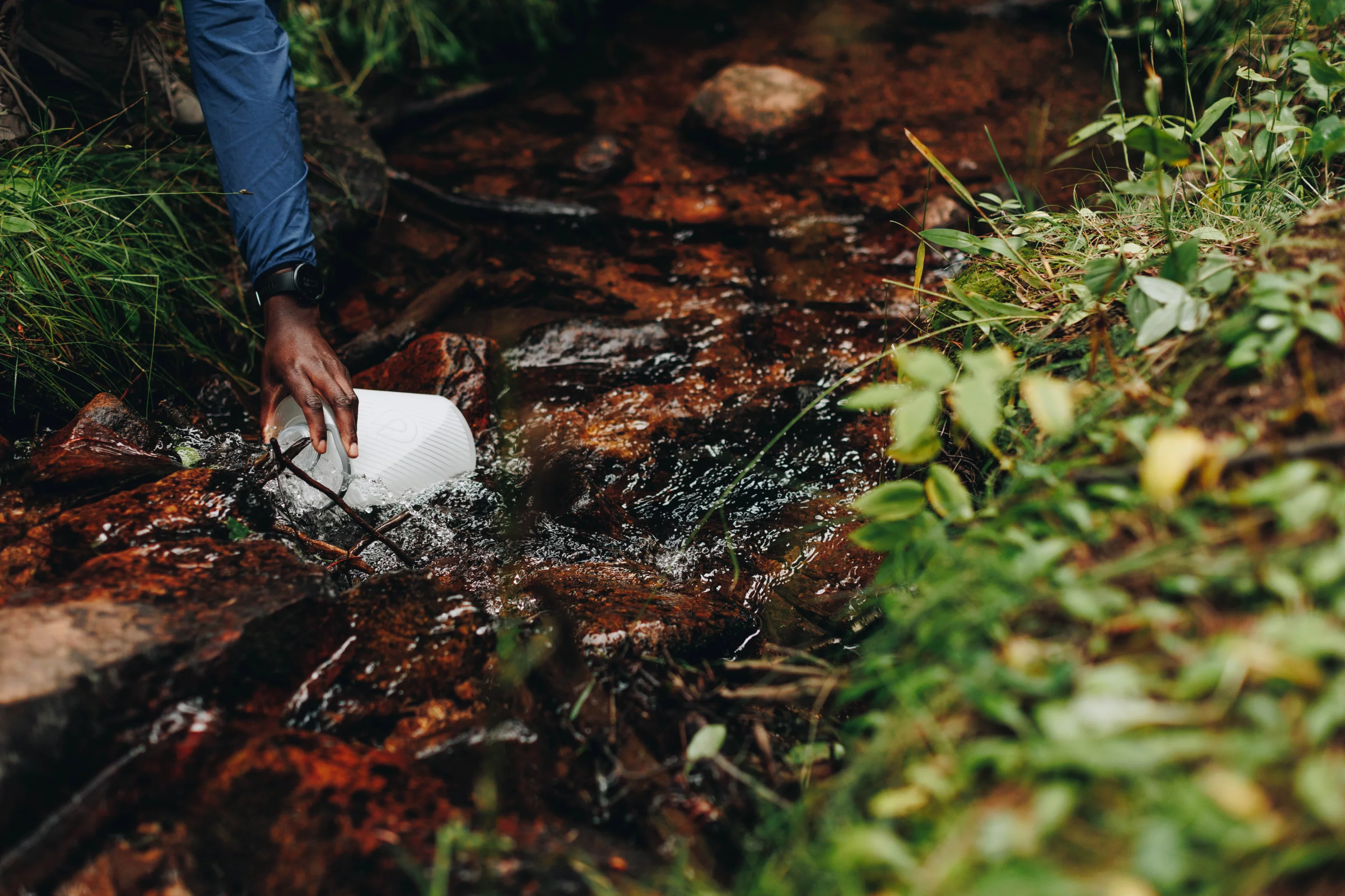 Collect water from a natural source and extend your adventure with the Flux+ 1.5L