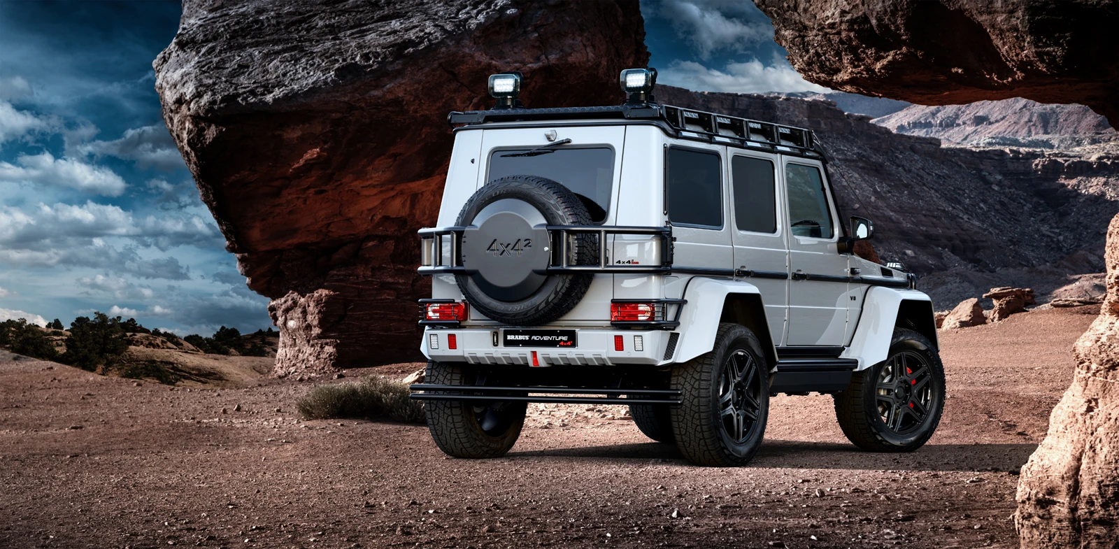 The remote controlled rear roof lights work as searchlights