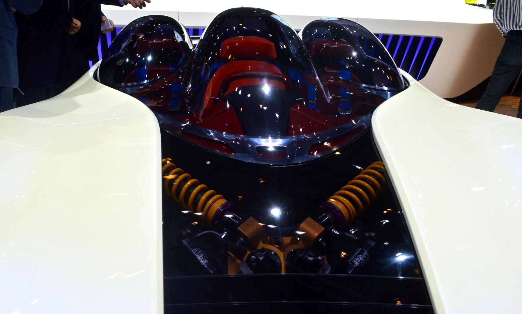 The front panel shows the suspension at work underneath