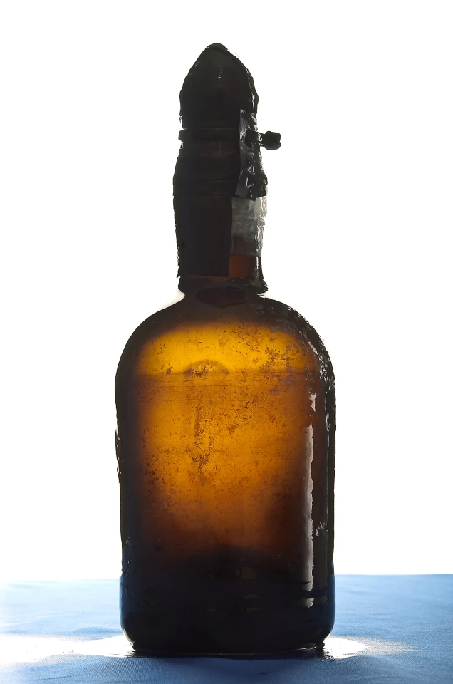 One of the beers recovered from the sea floor (Photo: Augusto Mendes, Ålands Landskapsregering)