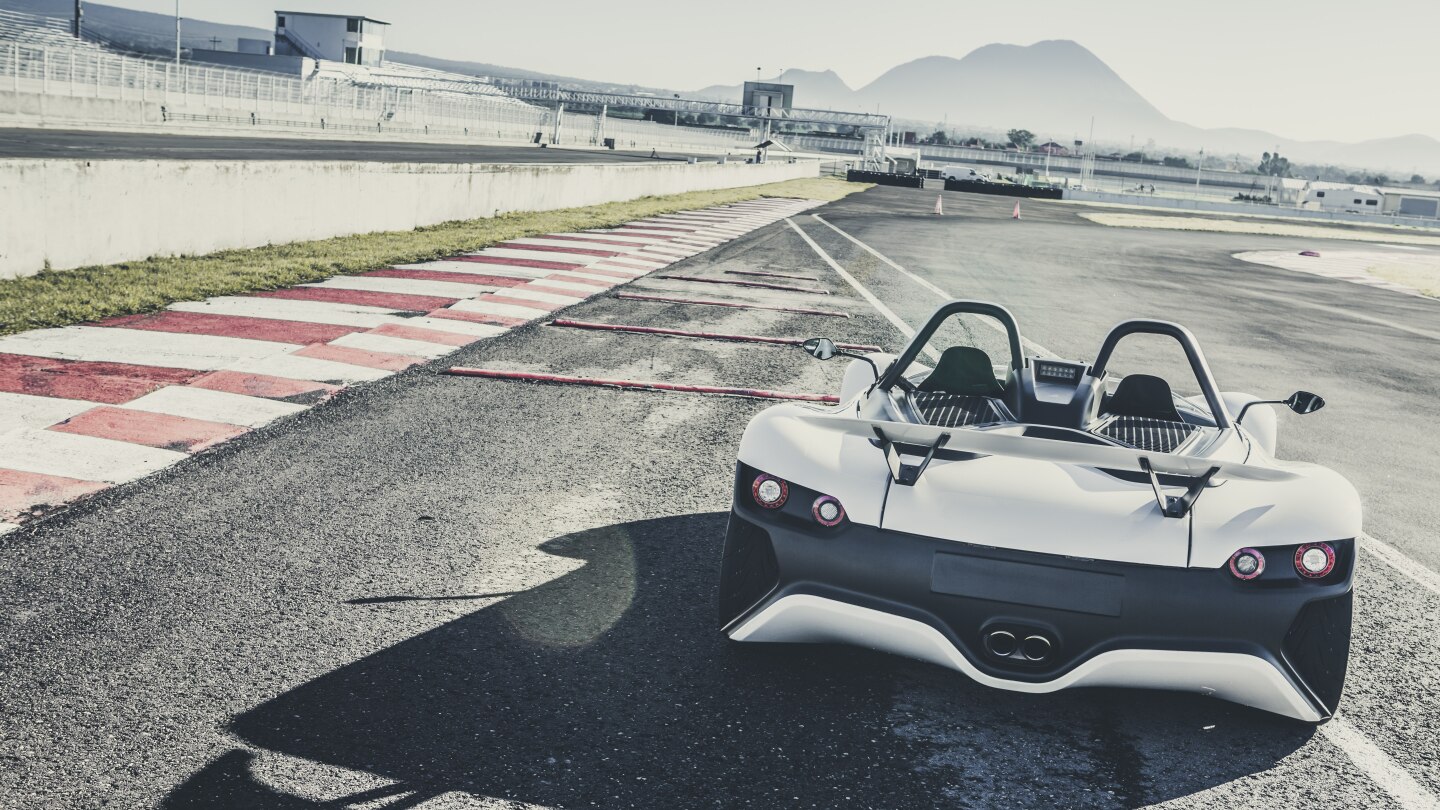 The VŪHL 05's performance figures are impressive, as the vehicle tips the scales at only 695 kilograms (1,532 lbs)