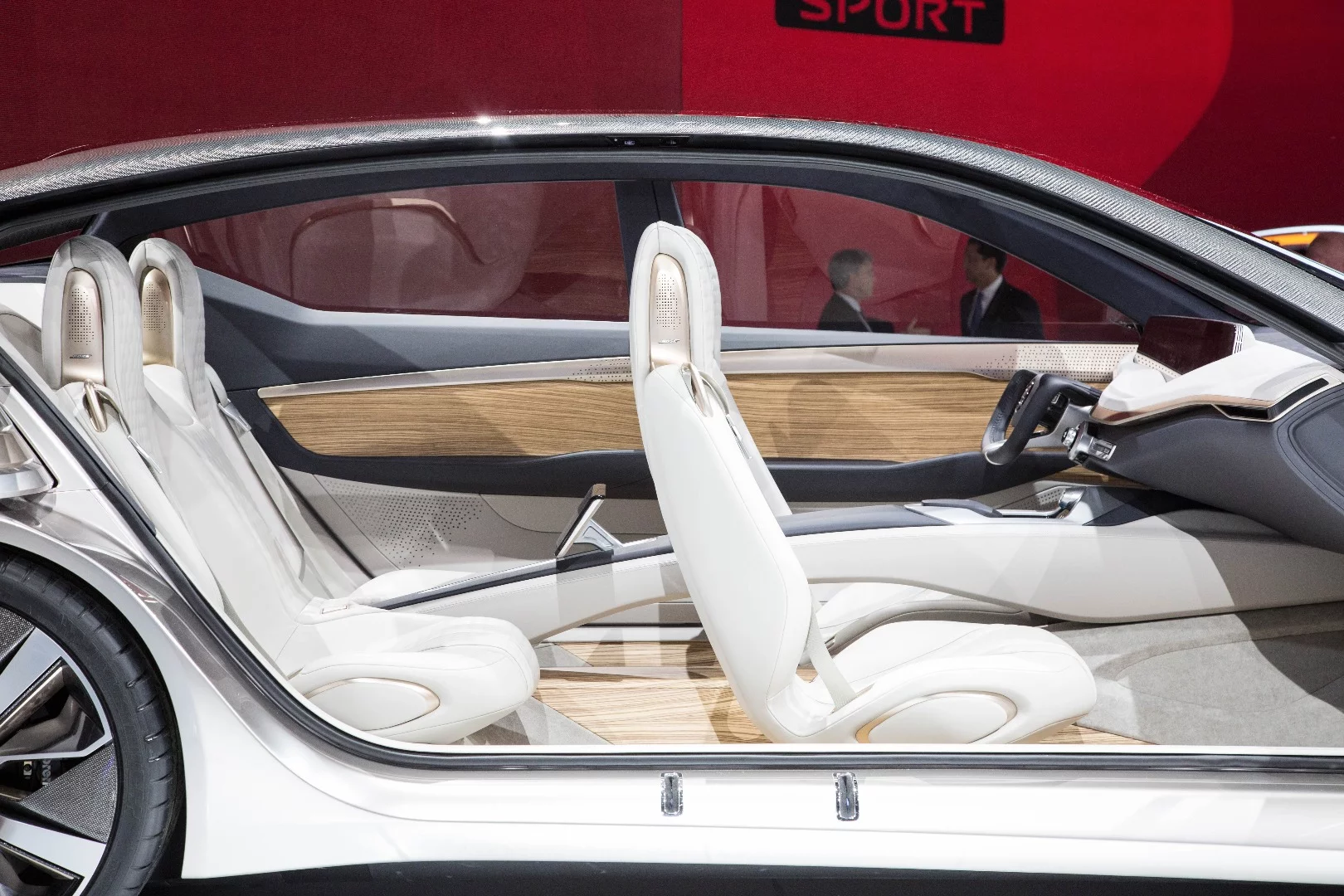 When the doors are swung wide and the entire interior of the Nissan Vmotion 2.0 is exposed, the seats appear to "float" above the floor