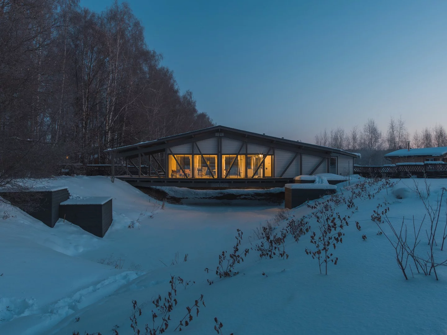 Bridge House's large amounts of foam insulation means it doesn't require heating even in temperatures of -15° C (5° F)