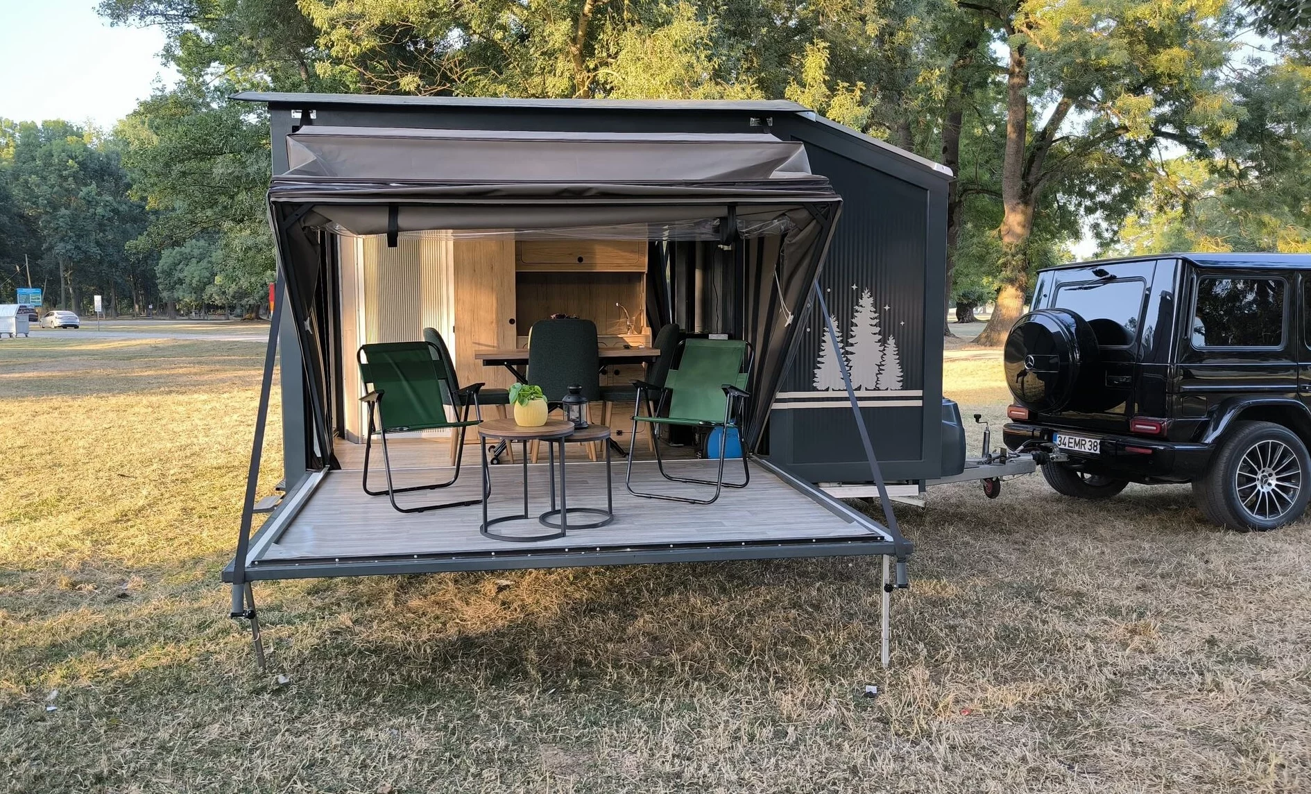 With its simple electric actuation, the Ortsan Mini House Caravan is an efficient way of having a trailer that tows comfortably and offers loads of space at camp