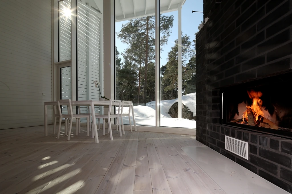 During the winter months the open living space can be heated by the thermal ground heat, coupled with two interior fireplaces