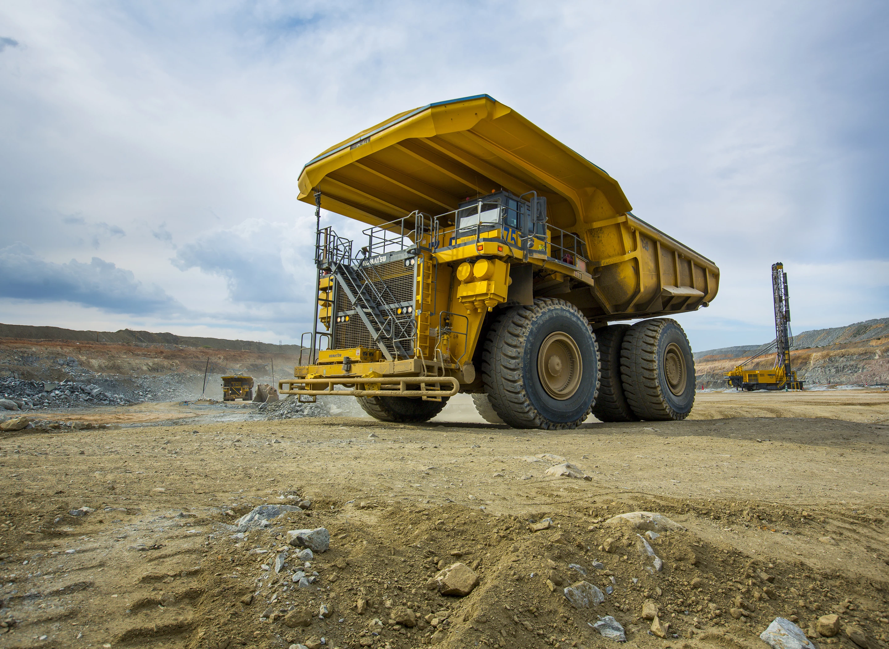 A step toward carbon-neutral mining: this giant mining truck will use a 1,000-kWh battery and a hydrogen fuel cell