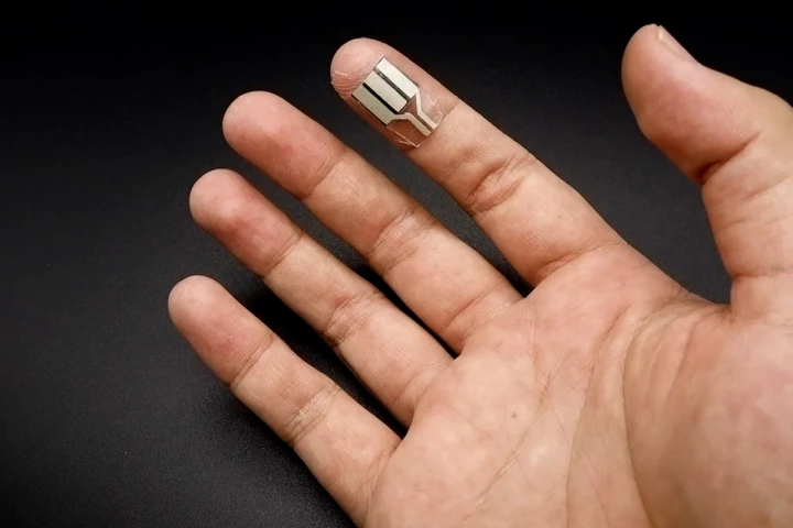 A new wearable device can be placed on the fingertips to generate electricity even when the user is sedentary