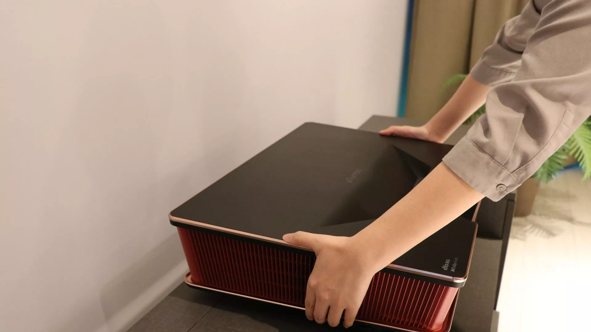 The Nomvdic P2000UST-RGB Laser TV measures 604 x 426 x 153 mm, and weighs in at 10.6 kg