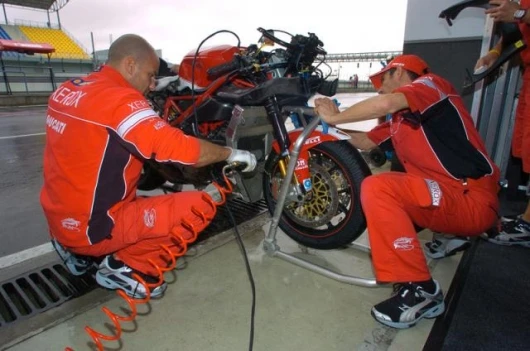 The 2006 999 works Ducati doesn't have excess horsepower but can lap with the best of the bikes at present - the Bayliss aggression will be required to make it win