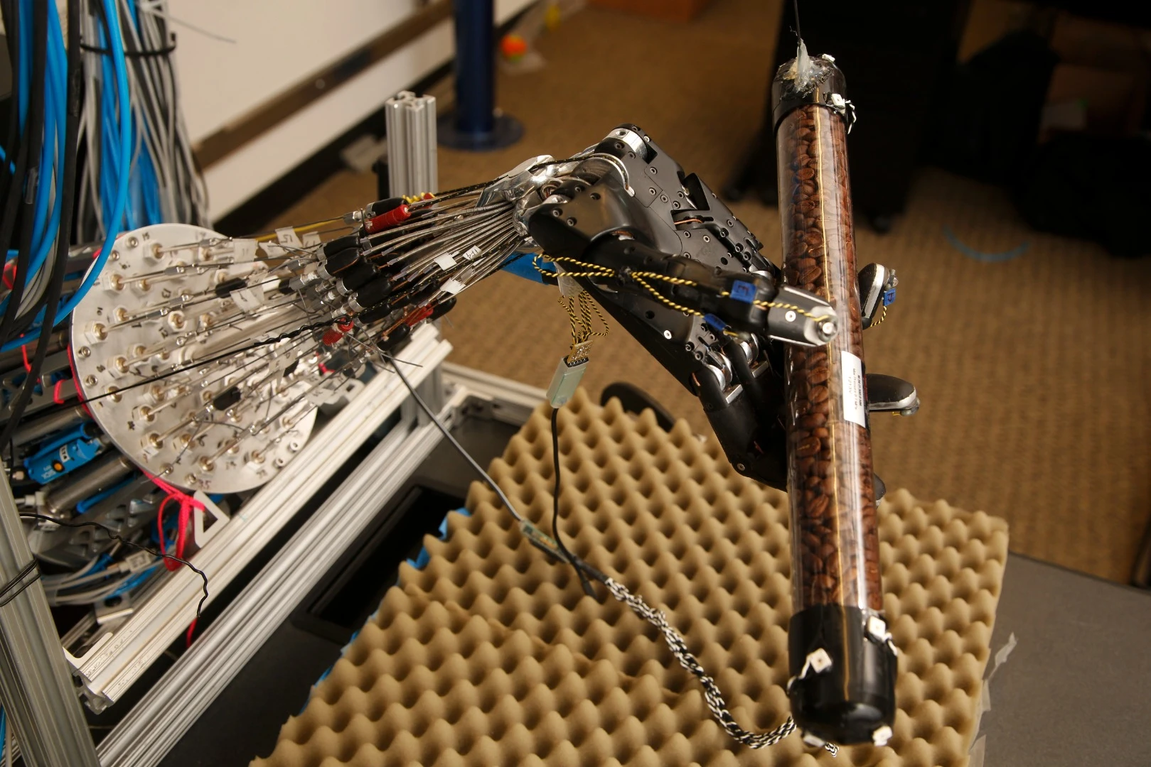 The University of Washington’s robotic hand is able to autonomously learn how to better perform complex movements