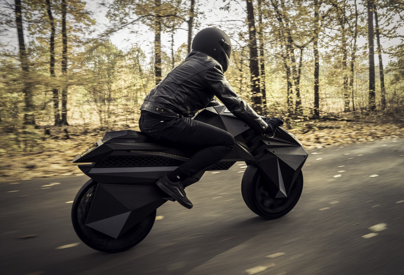 The Nera's tires (with custom tread), rhomboid wheel rims, frame, fork and seat were all 3D-printed