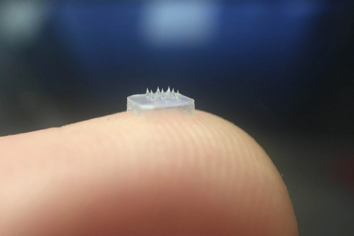 The eye patch measures 2 by 2 mm in its present form, and contains nine microneedles