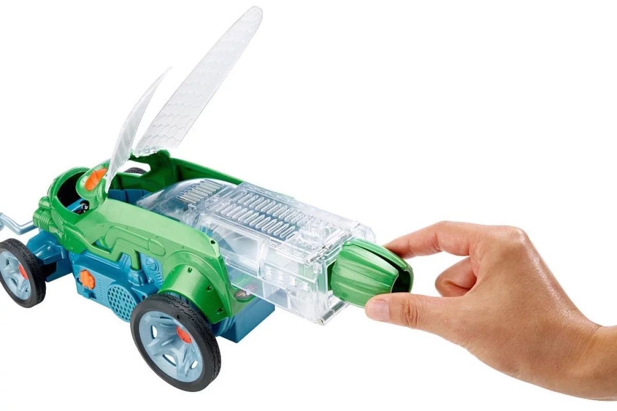 The cricket habitat is placed within the Bug Racer
