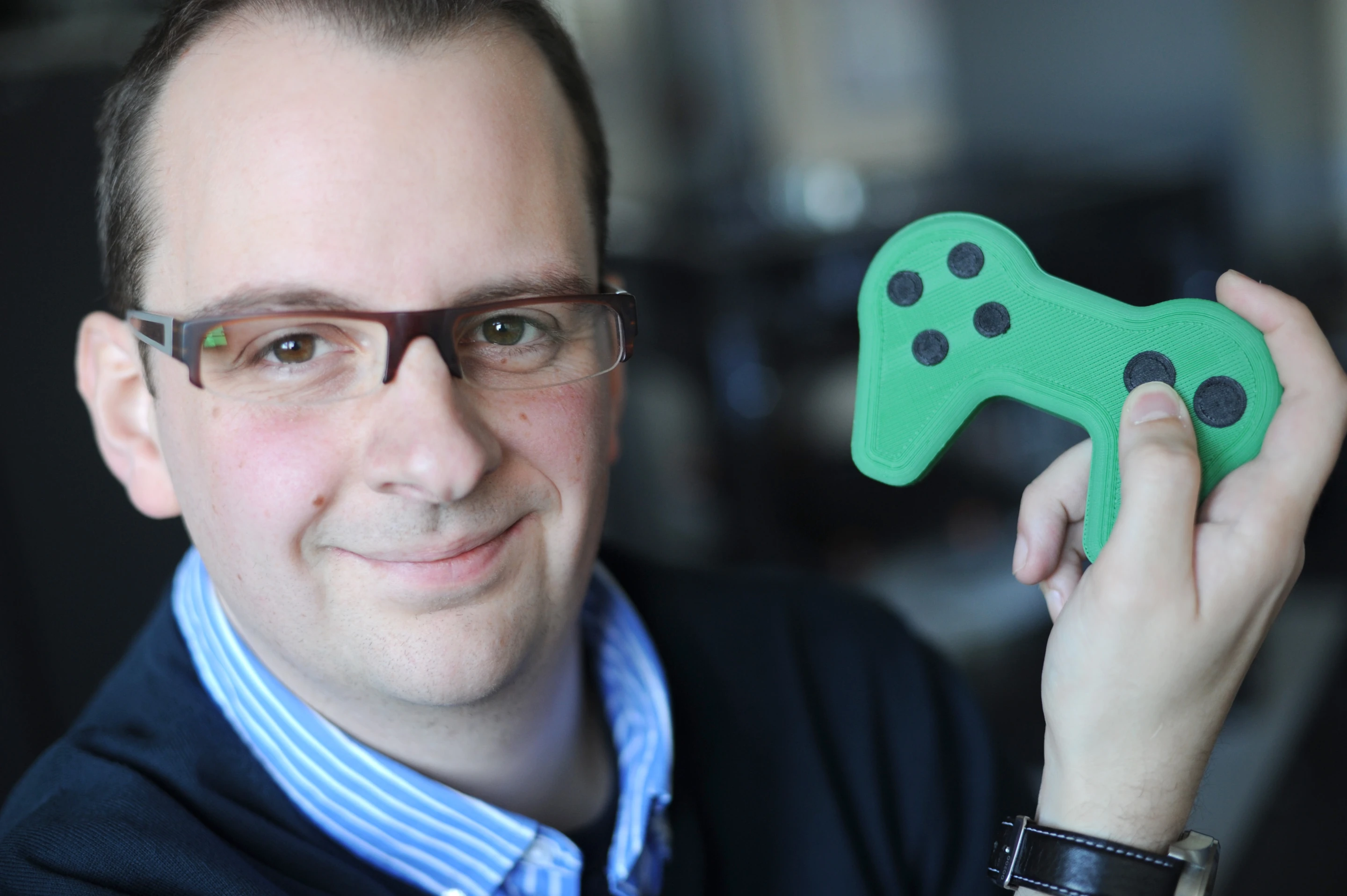 Dr Simon Leigh showing a game 3D-printed game controller with touch-sensitive buttons (Photo: University of Warwick)