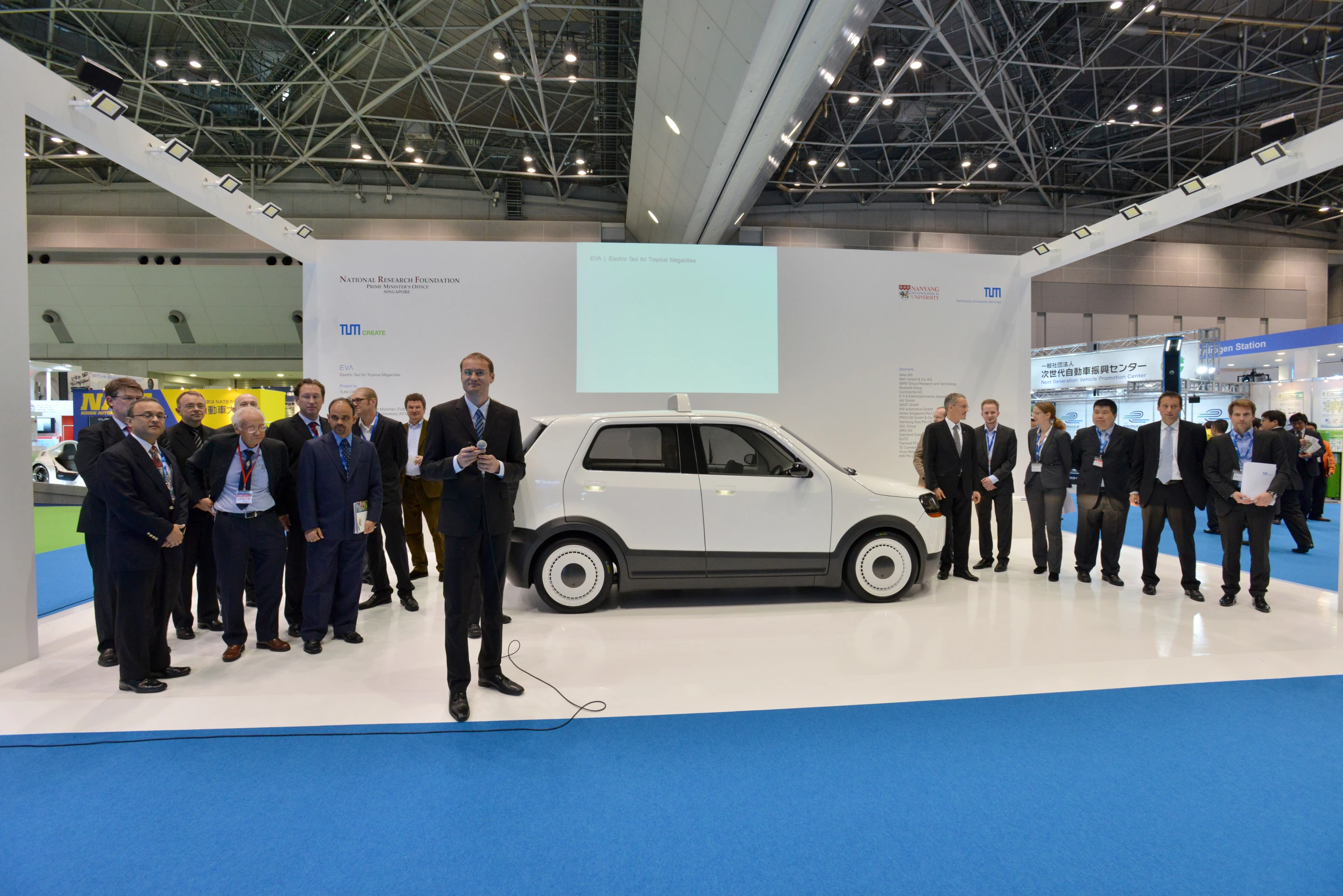 TUM Create team members with the EVA taxi