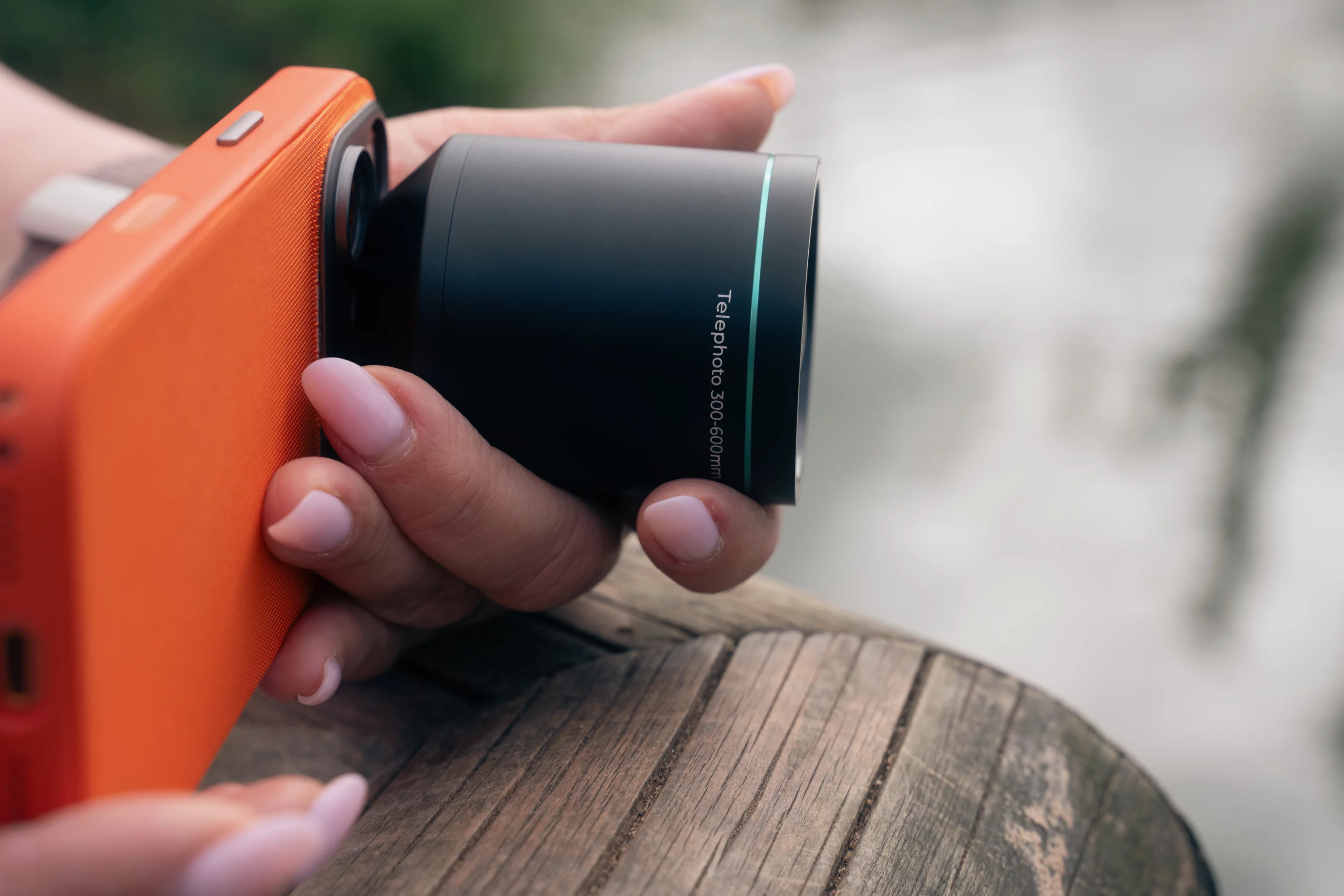 Support of both the lens and phone is recommended