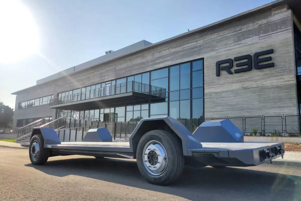 REE has built several P7 chassis prototypes, which will carry up to 7.5 tonnes of cargo or 30 passengers when somebody puts a truck or bus body on top of them
