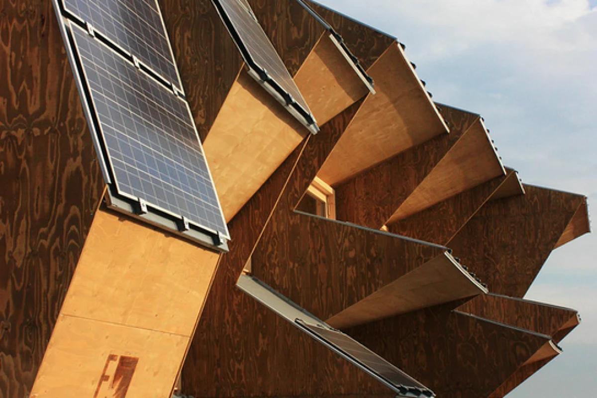 It's rare to see a building's form so adapted to maximizing renewable energy potential as is the case with the Endesa Pavilion, Solar House 2.0