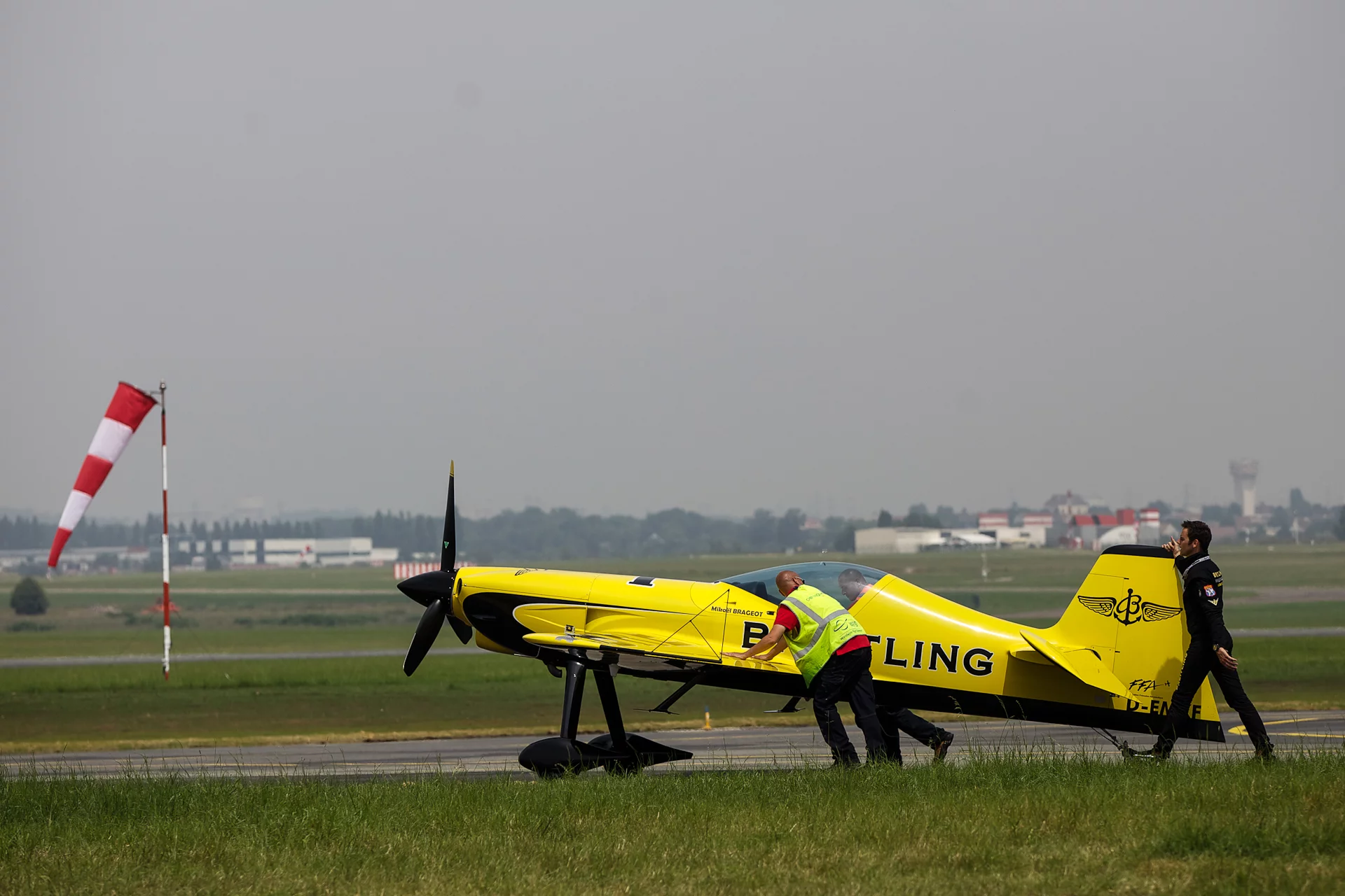 Xtreme Breitling Extra 300 on the runway (Photo: Noel McKeegan/Gizmag)