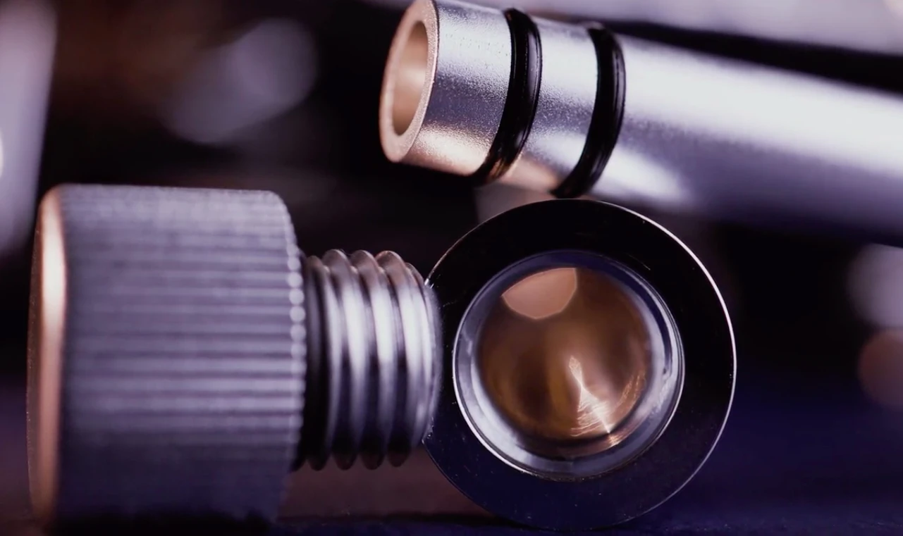 The o-rings on the piston ensure the fully sealed cylinder chamber that prevents air from escaping and instead compressing and heating rapidly