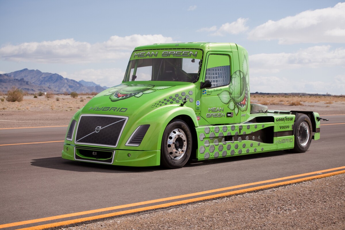 Volvo’s hybrid truck, ‘Mean Green’, established new world speed records on April 27th at Wendover Airfield in Utah, USA.Mean Green