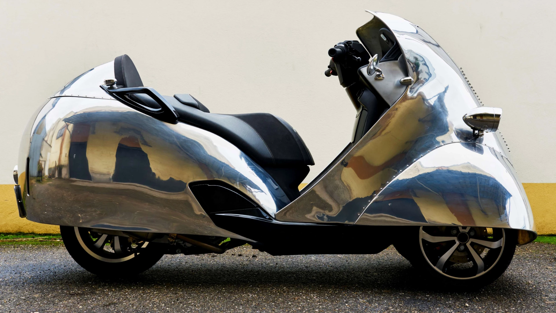 Peugeot Metropolis Prototype | Auction Link: Artcurial | Estimate: €20,000 to €40,000